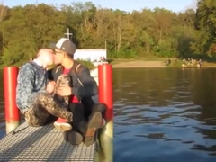 Chanson d'automne - Gay calin au bord du lac