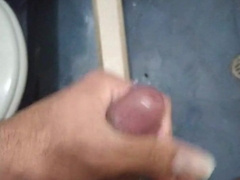 Jovencito delgado faggot se pajea delicioso después de bañarse