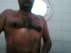 maduro vergudo caliente en la ducha 4