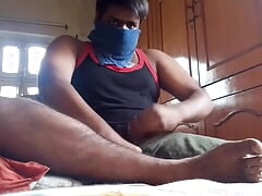 Desi guy masturbrating