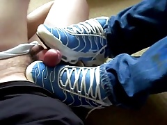 Filho novinho batendo para seu pai de Nike Tn ate ele gozar