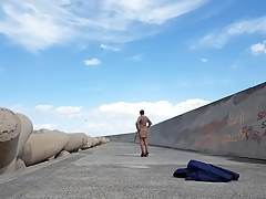 Matteo si spoglia e si sega al molo 04.04.2018