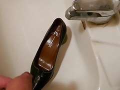 Piss in wifes pointy classic pump