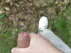 Im Wald wichsen und abspritzen
