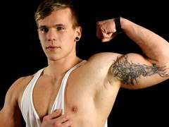 Splendid muscles on a sexy, super-fit dude