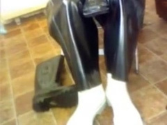 Sissy Wood Have Fun in Love Glove with a Jerk over a Welly to Complete.