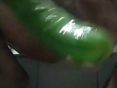 Metiendo un pepino en mi cola