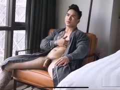 Trai Viet khoe cu n&oacute_ng bong Logan Nguyen