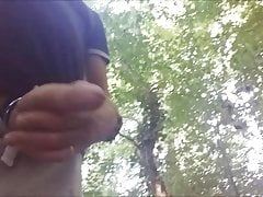 je pompe une grosse queue dans le bois