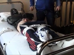 Gefesselt in Zwangsjacke und Segufix