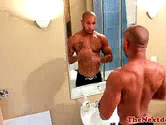 Fit muscle man solo draining before jizz flow