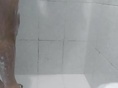 cogiendo zapatillas
