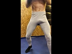 A muscular straight man trains in gray leggings! It's exciting! Peeping!