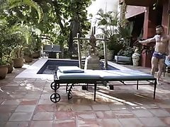 un macho barbu se tape un beau minet au bord de la piscine