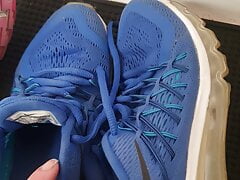 She let me play with her running shoes Nike Air Max 2015 and Saucony