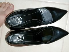 Pissing into size EU43 Black Heels and than wearing them