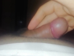 Hombre blanco limpiando su polla despues de tanta crema y gravy