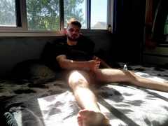 Gostoso brincando com o pauzao cheio de tesão