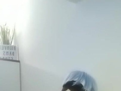 Je suis attaché et un homme utilise des jouets sur moi