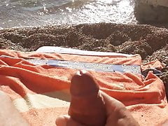 ibizabigcock se masturba en la paya de ibiza para la gente