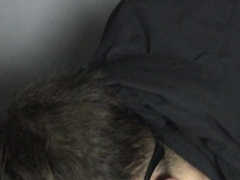 Экстрим в торговом центре , дал в рот своему парню в туалете