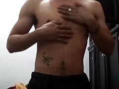 Chico se la jala rico hasta venirse
