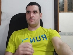 Hunky Dotado Batendo Punheta Escondido no Quarto