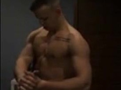 22YO FITNESS HUNK JERKING OFF 2