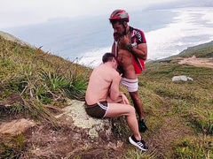 TOURIST DEMONSTRATED AT CYCLIST'S PICA ON THE BEACH IN FLORIANÓPOLIS