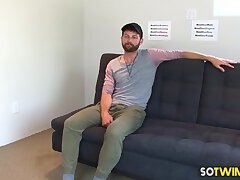 Amateur gay guy gives a great audition for the camera