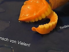 Pisse meine Prothese voll und nehme sie wider in Mund