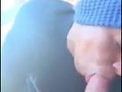 Novinho mama rolao e toma gala no carro