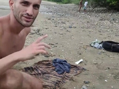 Il Straniero E Arivato In Spiaggia