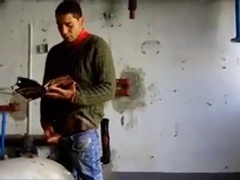 Espiando um macho latino amador se masturbando até o orgasmo