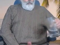 Daddy cums on Cam during steamy session