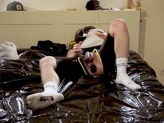 AF1 addict Unay_xxx locked up and breathing deep in a gas mask