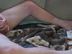 Muscoloso gay con cazzone, eiaculazione con pompino gay, gambe lunghe