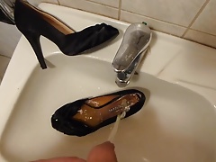 Piss in black peep toe