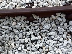 Pisciata sui binari del treno dopo la sborrata nel bosco