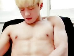 asian twink blond-dyed wanking & trying to cum (44'')