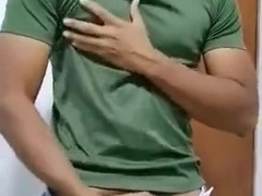 Latino haciéndose una paja