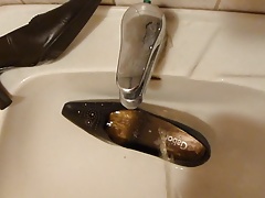 Piss in wifes brown classic pump