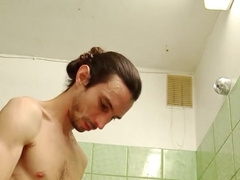 готовиться пойти на свидание с Тарзаном. Побрил яйца и подрочил