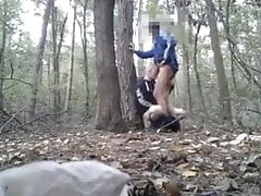 Nuckeln im Wald im Hoodie