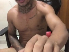 LIPE DOTADO COMENDO O BRINQUEDINHO E DANDO UMA GOZADA FARTA