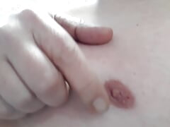 Acariciando mi tetilla. Caressing my nipple