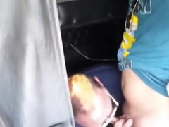 Amateur-Truck-Fahrer genießt einen geblasen