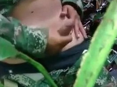 Militar novinho tocando uma no mato 8