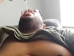 Gordito masturbandose 2