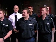 Bombeiros fazendo exame nos testiculos 8